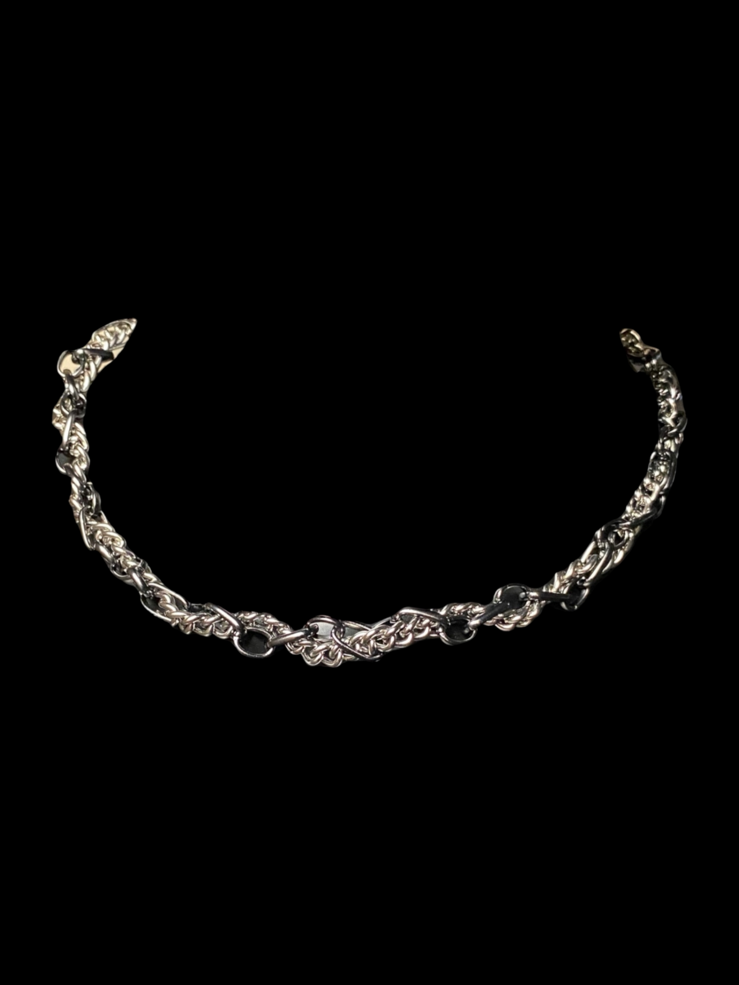 Collier ras du cou complexe